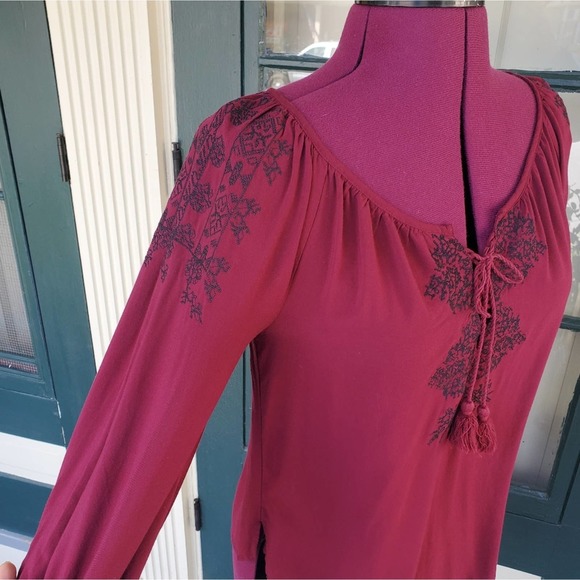 American Eagle Burgundy Boho 3/4 Sleeve Embroidered Lace Up Top sz S - Picture 2 of 6